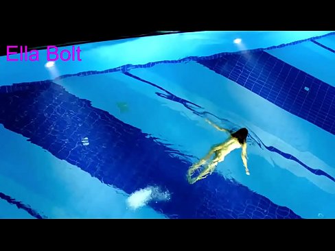 ❤️ Non podo deixar de mirar, unha moza loira que é sorprendida nadando espida na piscina do resort ELLA BOLT Vídeo de puta  a nós gl.javdoe.top